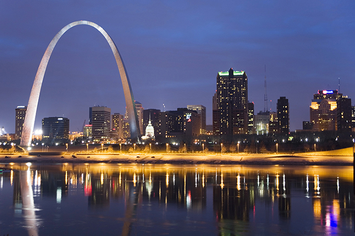 Overview of St. Louis city and arch at nighttime.